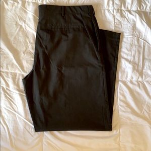 Men’s Van Heusen pleated from slacks. Charcoal.